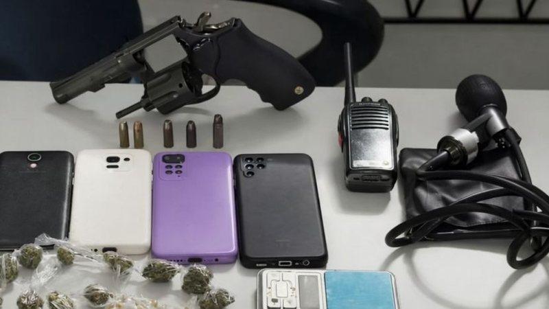 Operação Liberdade prende dois suspeitos e apreende drogas e arma em Canguaretama