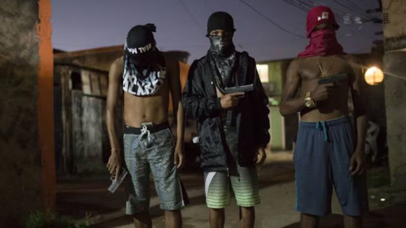 Bando armado invade casa, simula ação policial e faz arrastão na Grande Natal