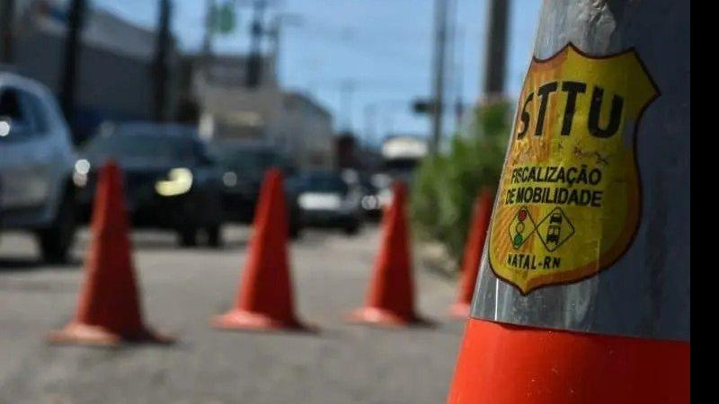 Chuva interdita quatro vias e exige atenção redobrada de motoristas em Natal