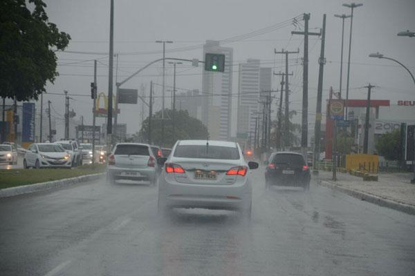 Inmet mantém alerta para chuvas intensas em 109 cidades do RN; Natal segue com previsão de temporais