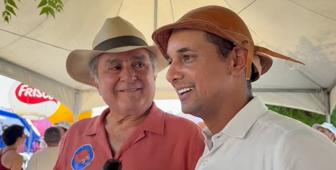 Nem o calor impediu Dadá Costa de mostrar força política ao lado de Alysson Bezerra na Feirinha de Santana