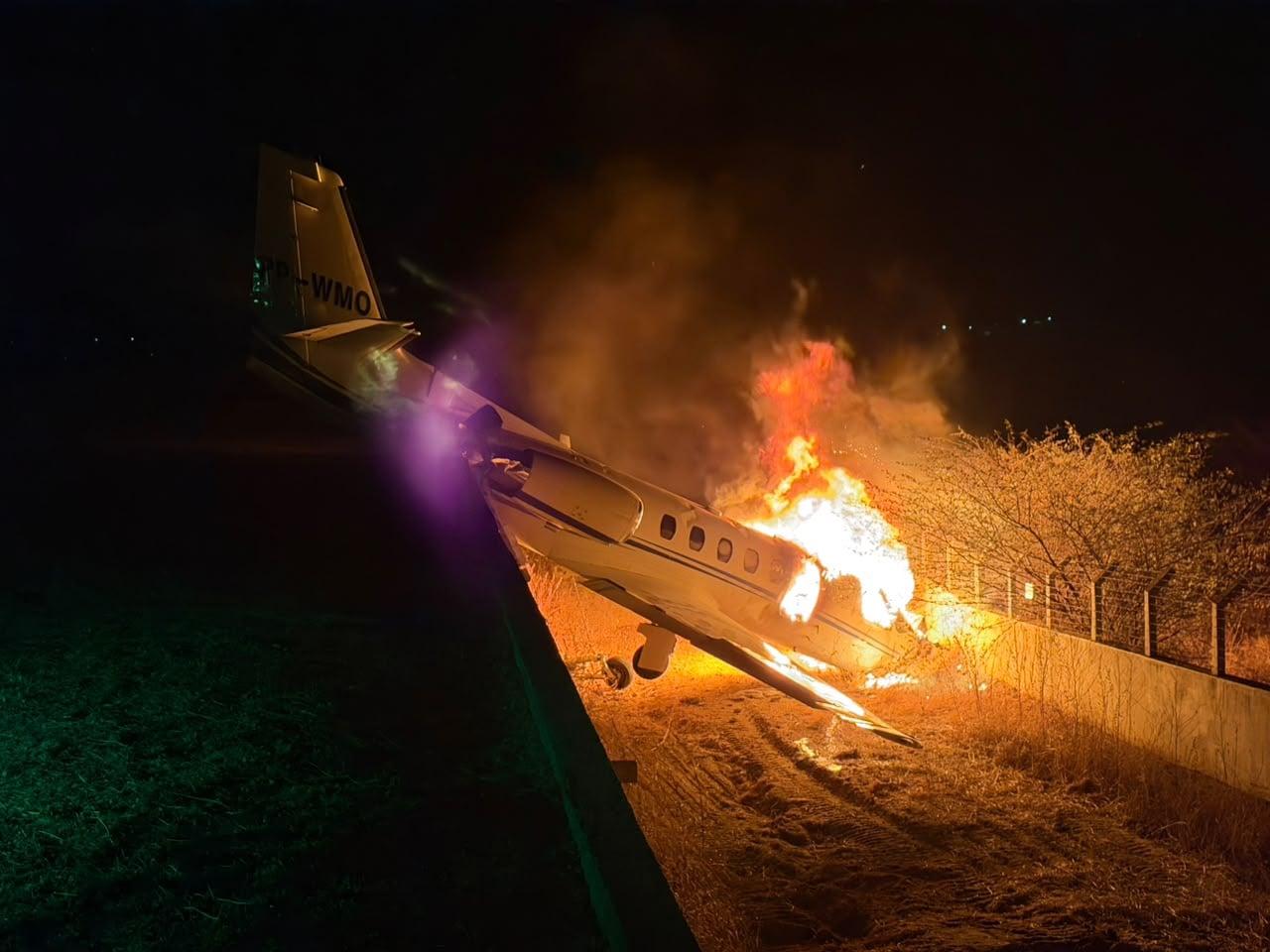 Avião com Rey Vaqueiro sai da pista, pega fogo e é destruído durante pouso em Parelhas
