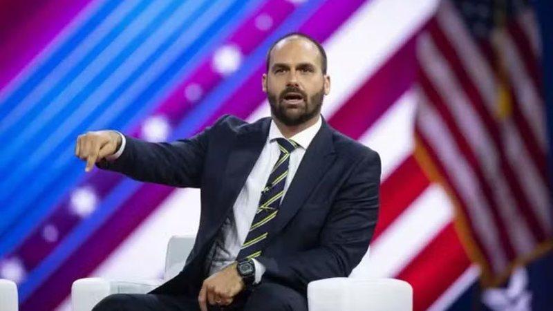 Eduardo Bolsonaro é demitido da PF após ser acusado de abandono de cargo