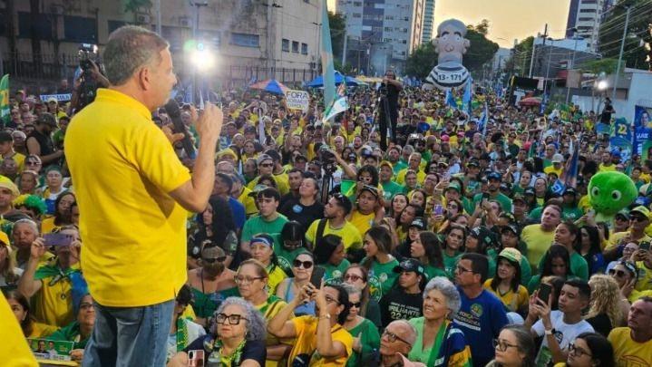 Homem joga ovo e agride Rogério Marinho durante manifestação em Natal