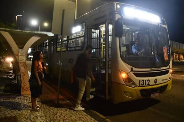 Natal depois das 22h: espera por ônibus e segurança viram desafios para quem volta para casa