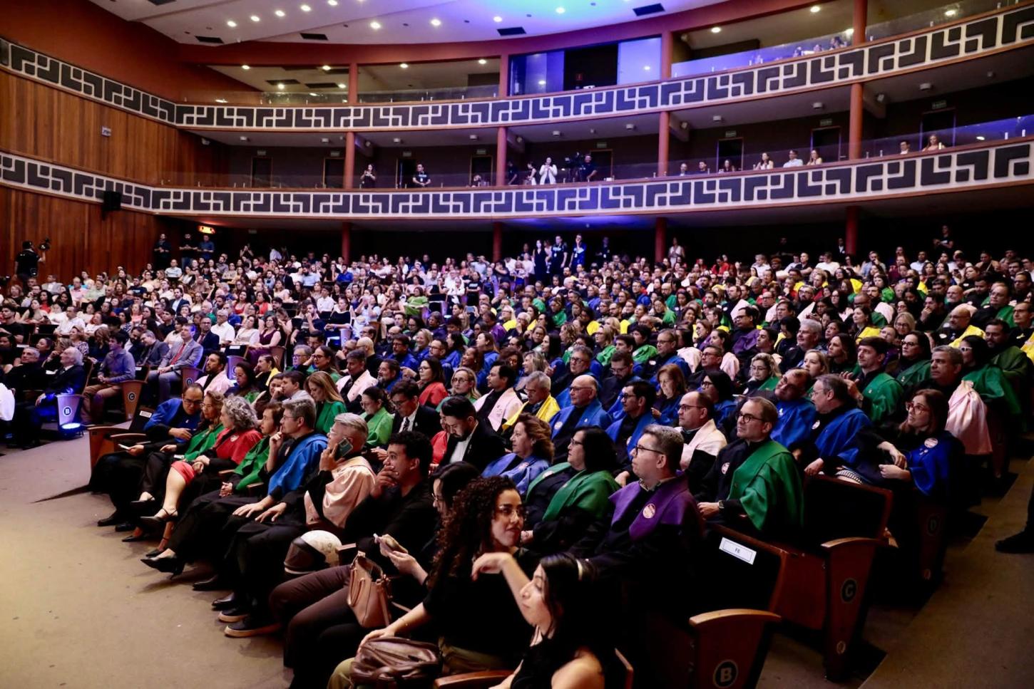 Assembleia Universitária reuniu comunidade acadêmica e autoridades no Teatro Municipal Dix-huit Rosado, em Mossoró, durante as comemorações pelos 58 anos da UERN.