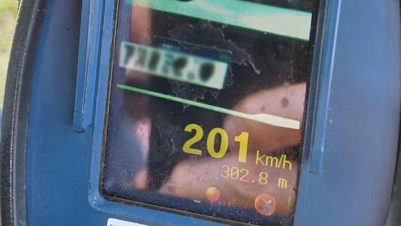 PRF flagra carro a mais de 200 km/h durante fiscalização na BR-101