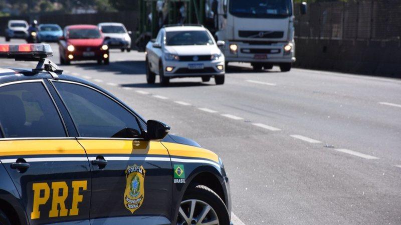 Rodovias federais terão restrições durante o domingo de eleição, informa PRF