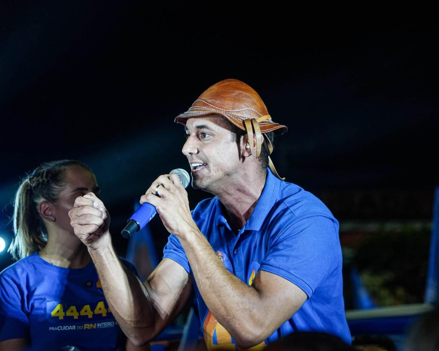 Allyson Bezerra encerra atos de rua com multidão na descida do Alto de São Manoel, em Mossoró