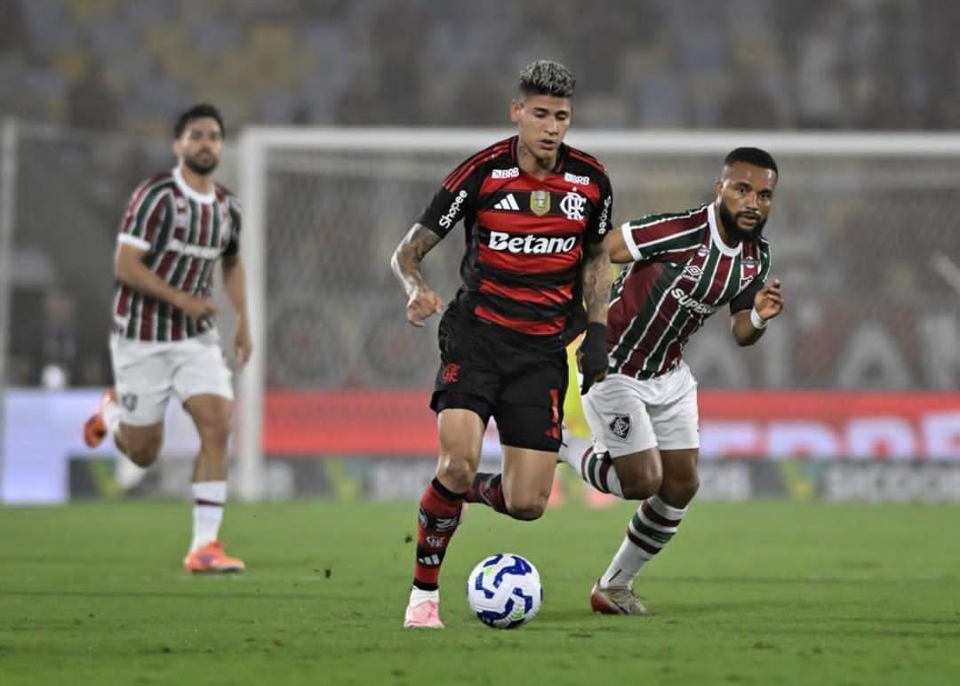 Flamengo vence o Fluminense no Maracanã e mantém liderança do Brasileirão