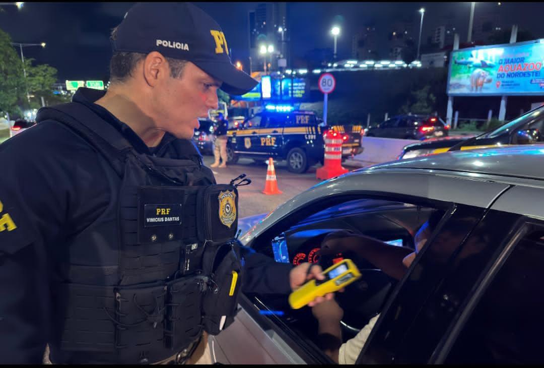 Motorista sem CNH é preso após bafômetro apontar álcool quase quatro vezes acima do limite criminal na Grande Natal