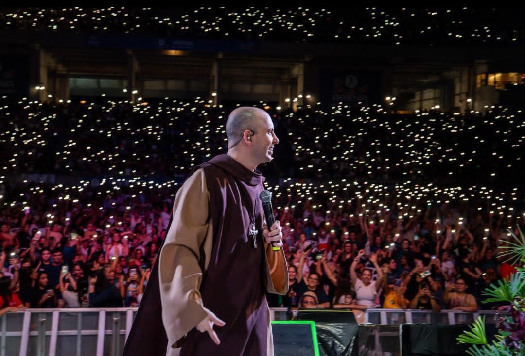 Frei Gilson conduz encontro religioso na Arena das Dunas, em Natal, diante de uma multidão de fiéis