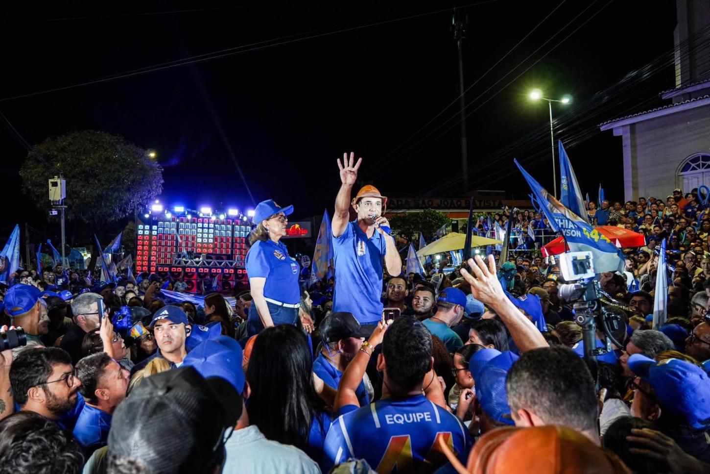 Apoiadores de Allyson Bezerra acompanharam a mobilização durante o encerramento da campanha em Mossoró.