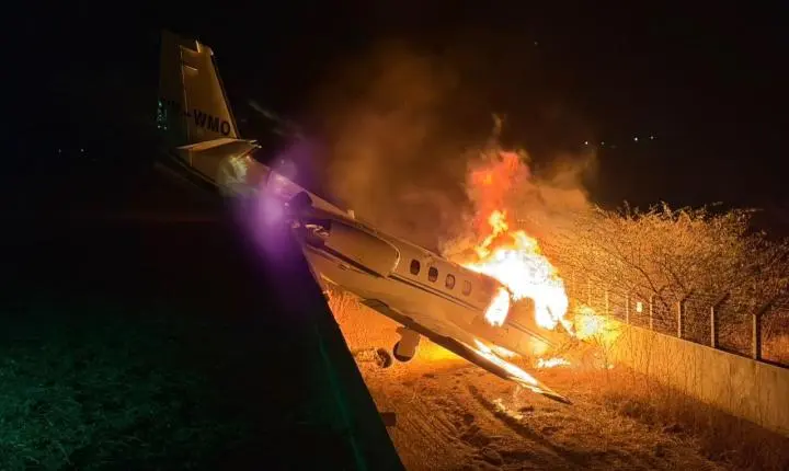 Avião com Rey Vaqueiro sai da pista, pega fogo e é destruído durante pouso em Parelhas