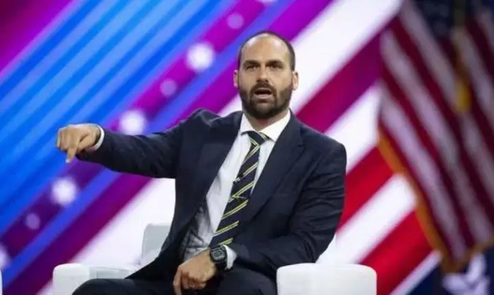 Eduardo Bolsonaro é demitido da PF após ser acusado de abandono de cargo