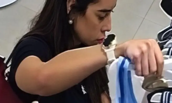 Estudante de medicina do RN é flagrada por câmeras deixando loja de luxo em Natal com roupas sem pagar