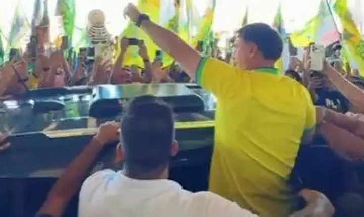Flávio Bolsonaro é recebido por apoiadores no Aeroporto Internacional de Natal durante agenda de campanha no RN