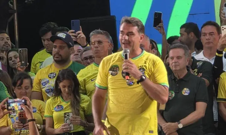 Flávio Bolsonaro encerra passagem por Natal com motocarreata e ato na Praça Cívica